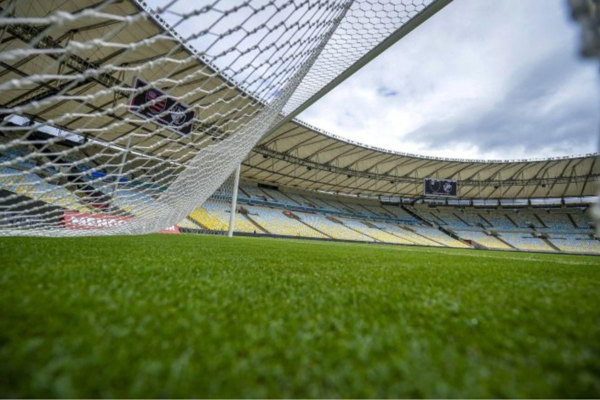 AUXILIAR DE TITE NO FLAMENGO REVELA REUNIÃO COM EMPRESA QUE ADMINISTRA O GRAMADO DO MARACANÃ